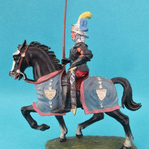 8965  Chevalier en armure sur cheval caparaçonné, avec lance, casque visière ouverte (IIa).